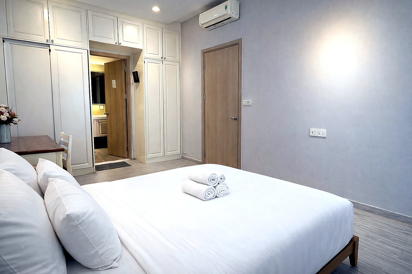 Phòng ngủ master êm ái — giấc ngủ ngon tại MKA Summerset Rivergate Residence
