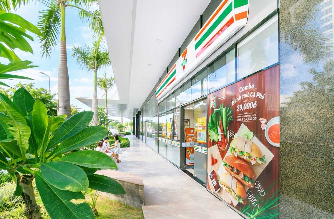 7-Eleven sảnh RiverGate — điểm gặp check-in lần đầu