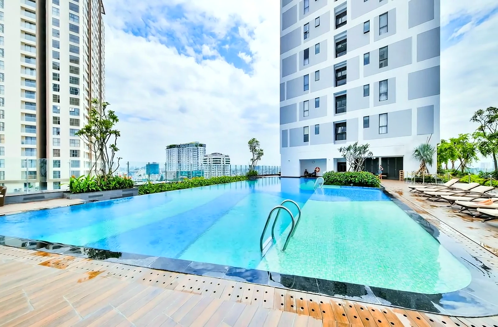 RiverGate Floor 7 pool deck